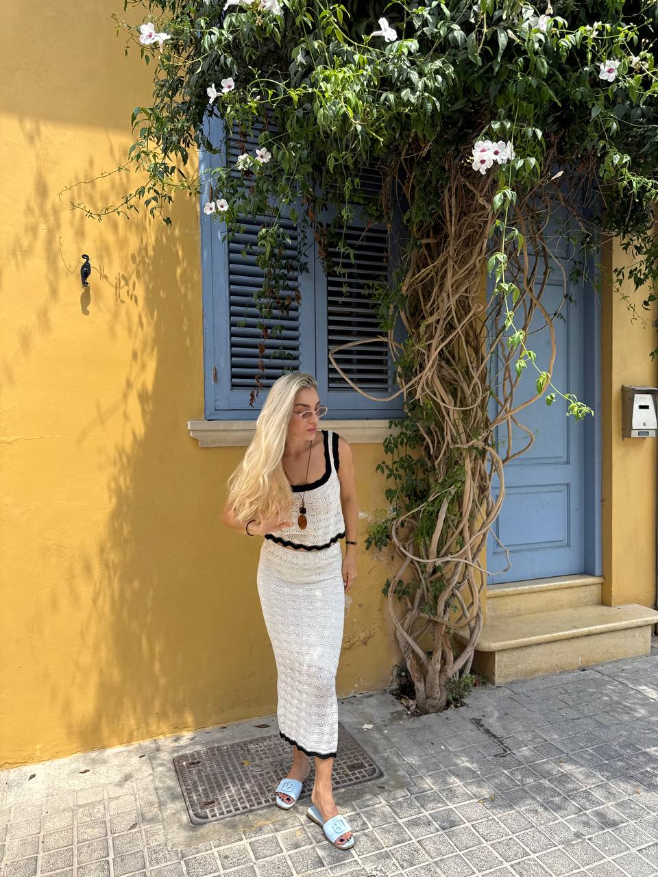 Sleeveless  knitted top with skirt