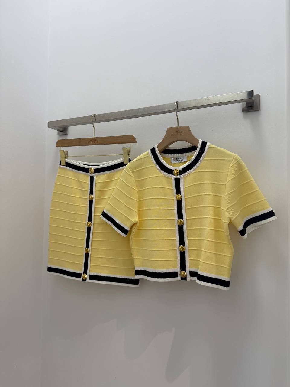 Elegant two-piece set in a soft lemon-yellow shade