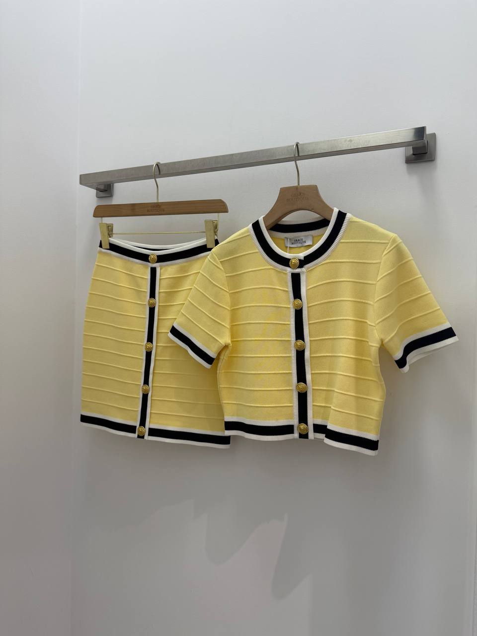 Elegant two-piece set in a soft lemon-yellow shade