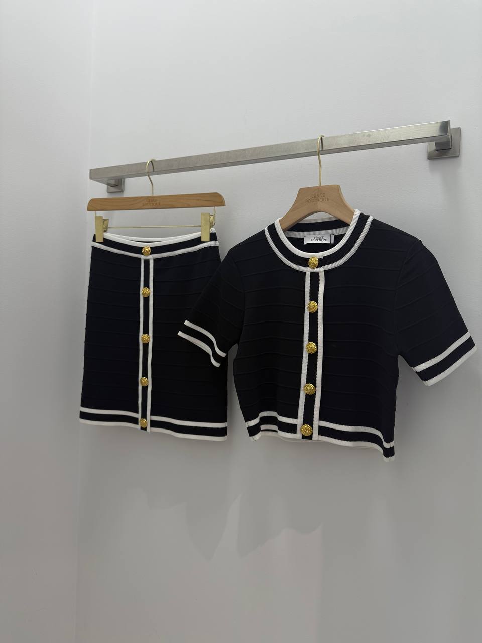 Elegant two-piece set in a black shade