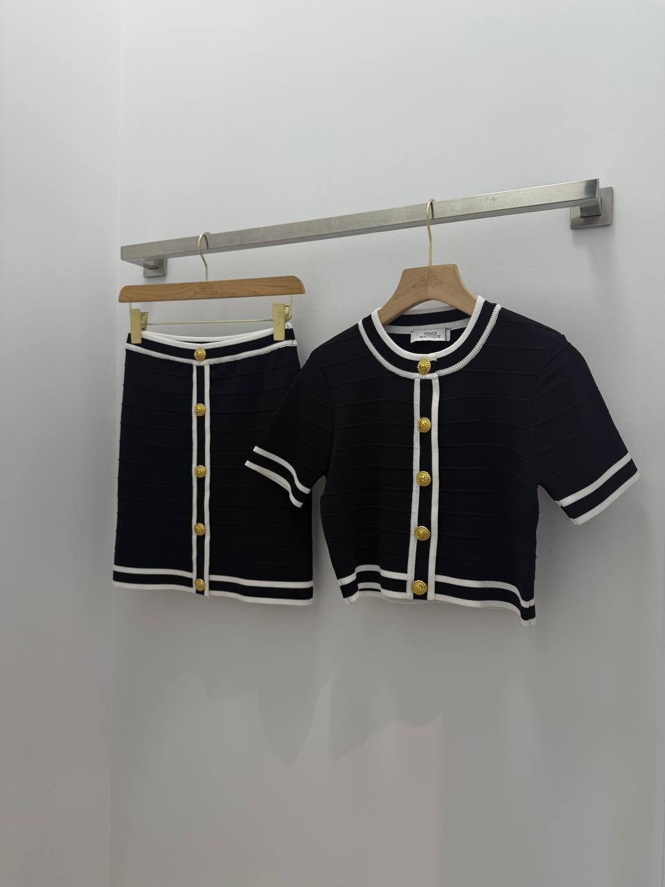 Elegant two-piece set in a black shade