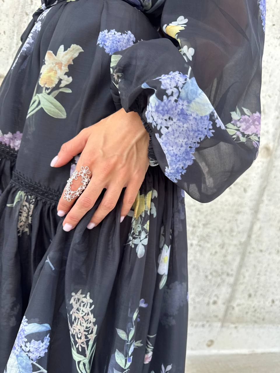Flower filigree knuckle ring