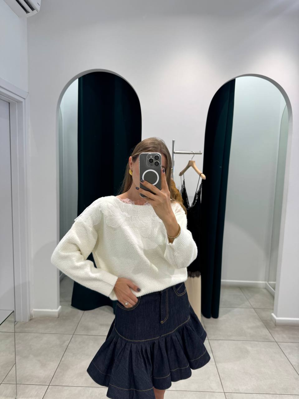 Sweater with flowers details