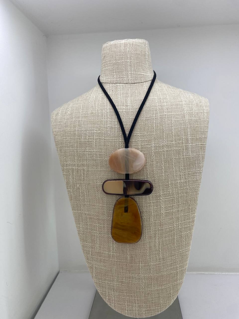 Cord necklace with pendats